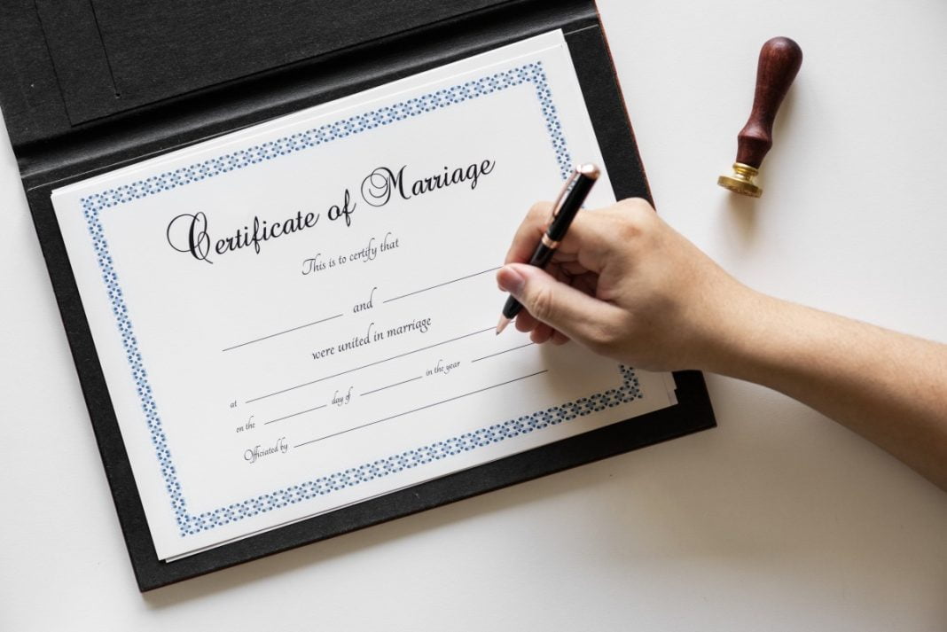 Certificatul de căsătorie fals O modalitate inedită de a o cere în căsătorie