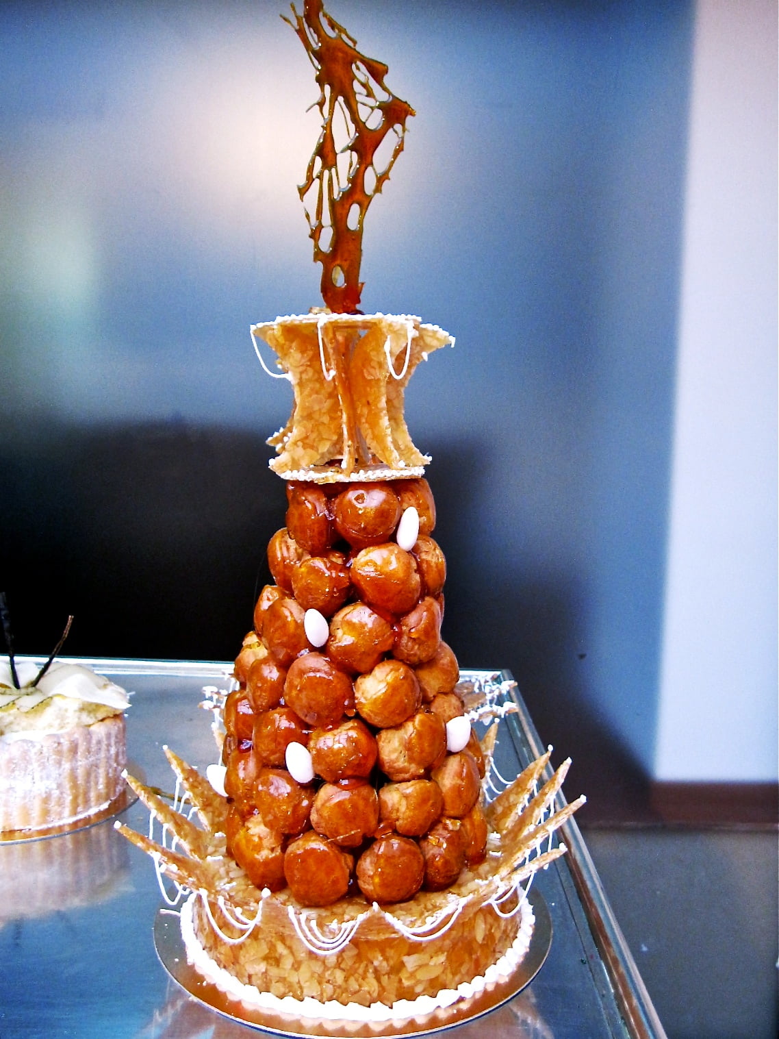 Croquembouche-cu-zahar-ars-si-caramel