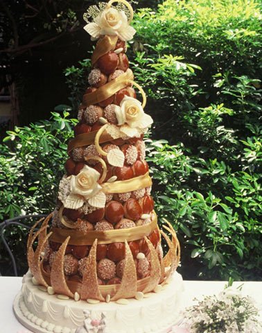 Croquembouche-decorat-cu-trandafiri