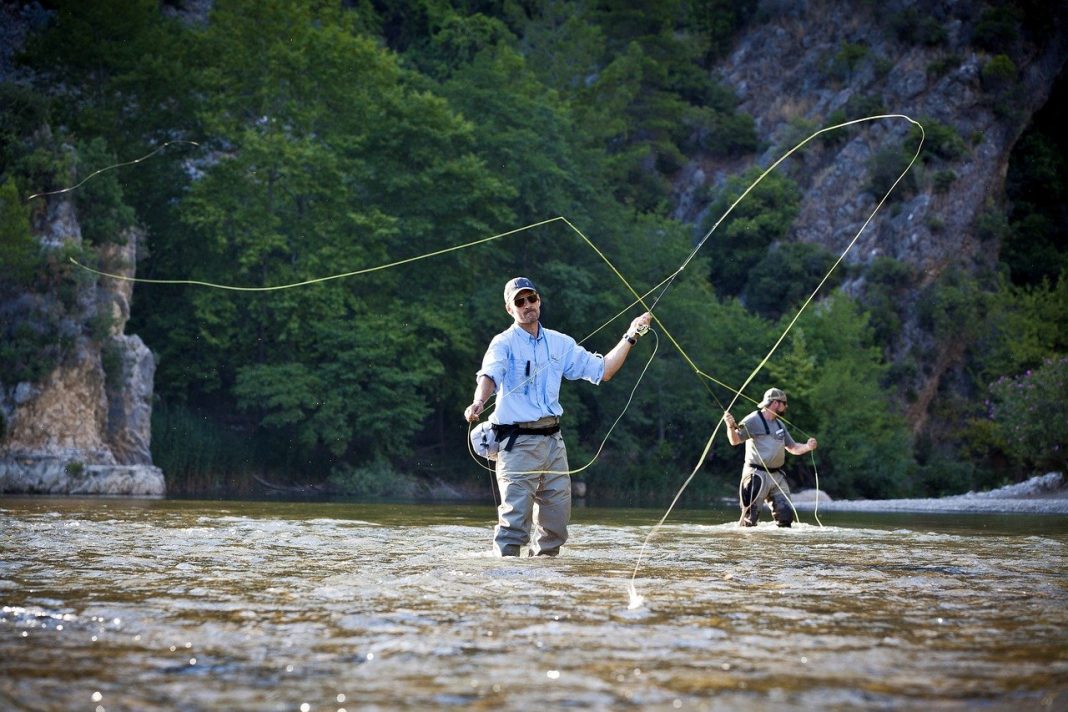 Tehnica de pescuit flyfishing poate fi practicată în straturile superioare ale apei