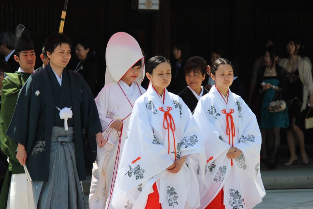 Tipuri diferite de kimonouri tradiționale japoneze pentru nuntă
