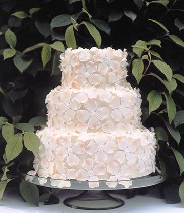 Tort-de-nunta-decorat-cu-petale-albe