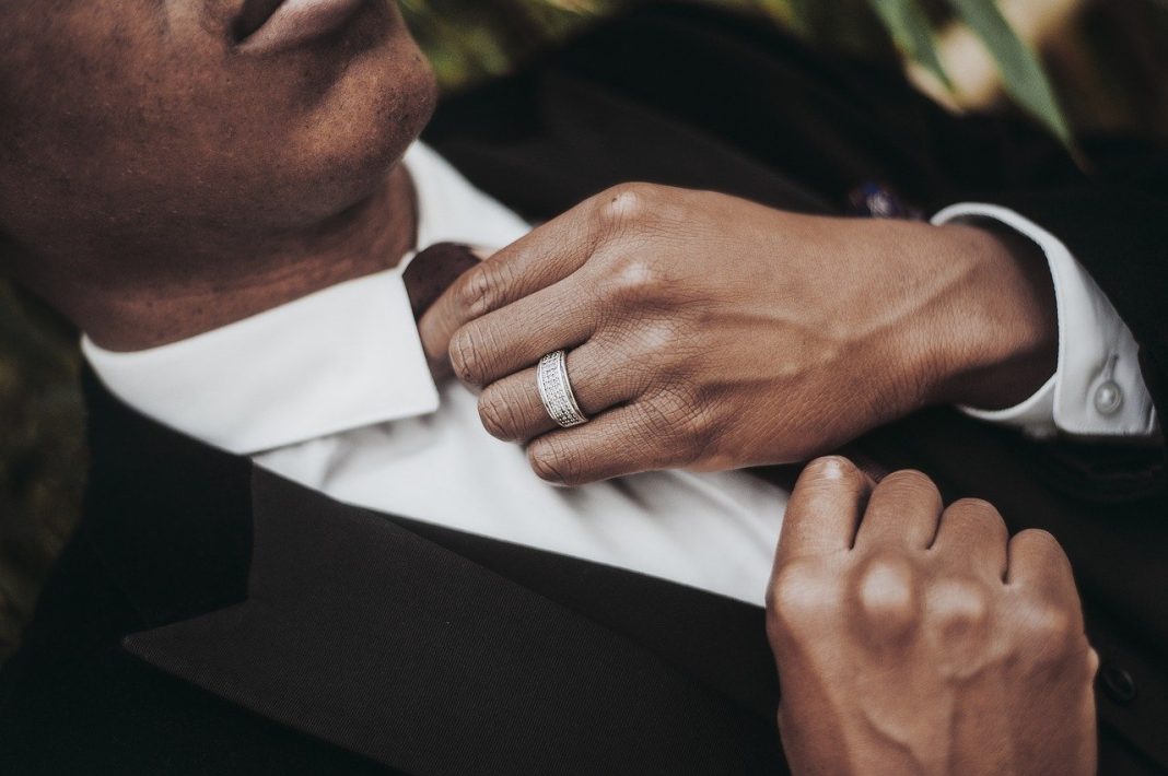 Inele de logodnă cu diamante pentru bărbați, din ce în ce mai populare