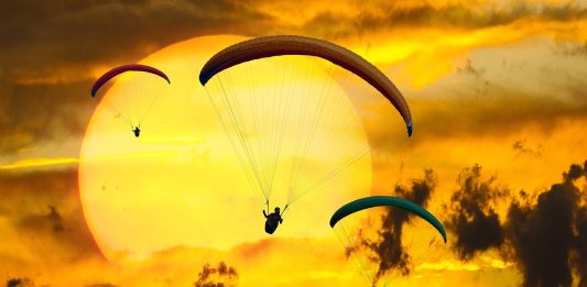 Zborul cu parapanta sau parapantismul - pasiunea oamenilor îndrăzneți