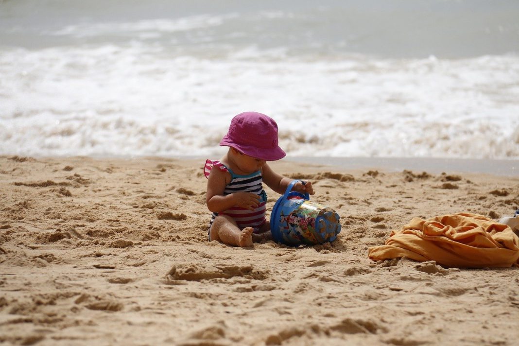 Vacanța cu bebe la mare, ce trebuie neapărat să țină minte o mămică