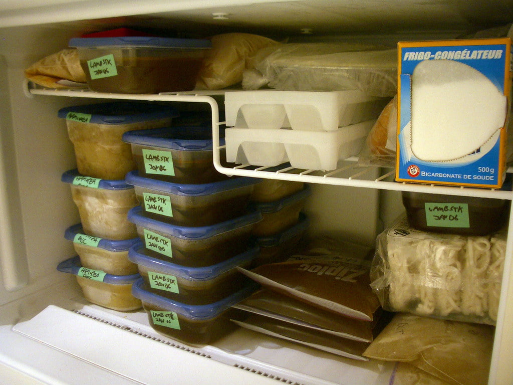 Organizarea corectă a frigiderului pentru optimizarea spațiului și facilitarea curățeniei