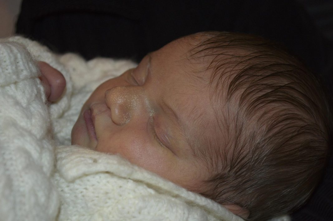 Care sunt cauzele febrei la bebeluși și cum le puteți trata acasă