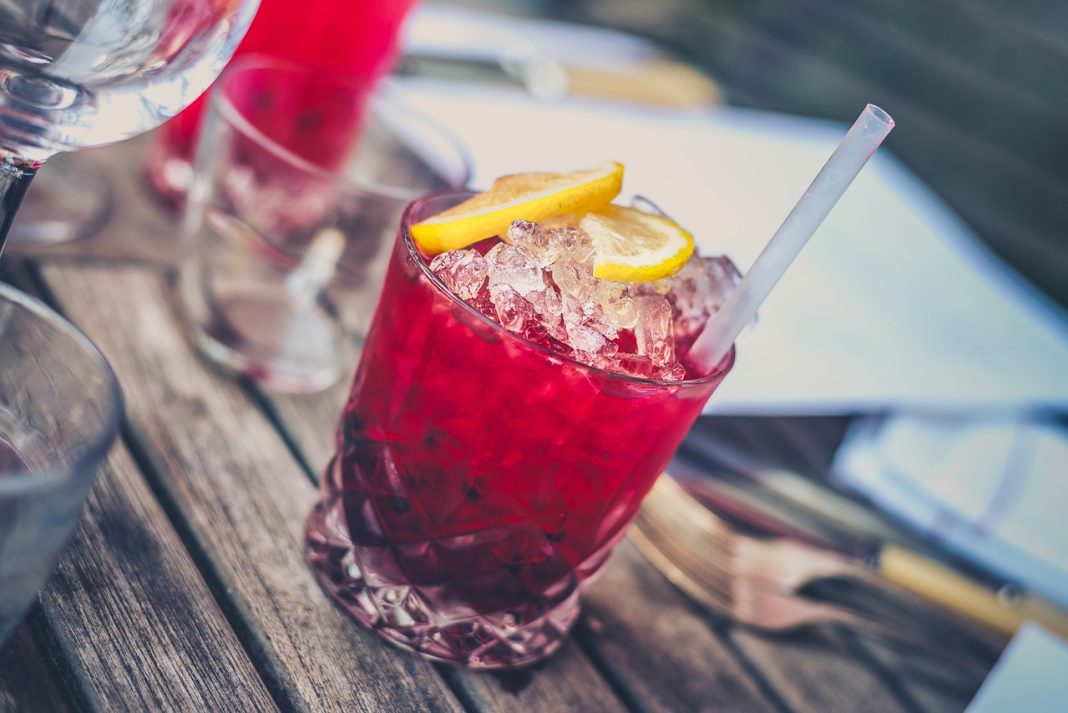 Cele mai bune rețete pentru cocktail-uri cu și fără alcool, încântă-ți prietenii cu o băutură delicioasă