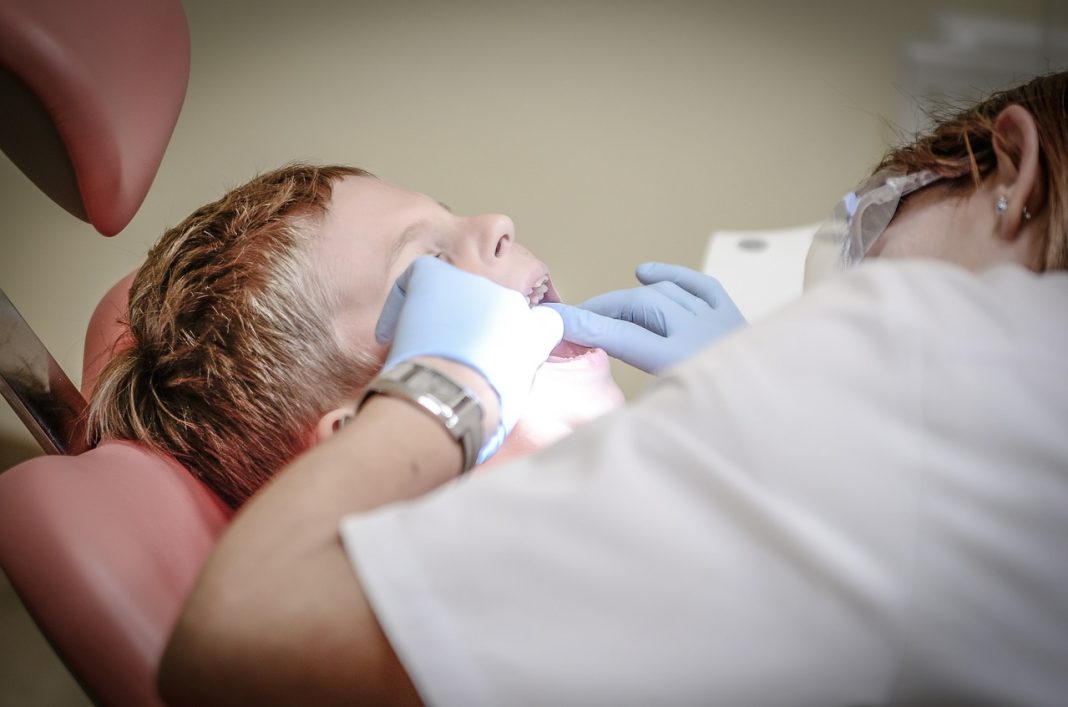 Prima vizită a copilului la stomatolog, cum să o facem o experiență pozitivă
