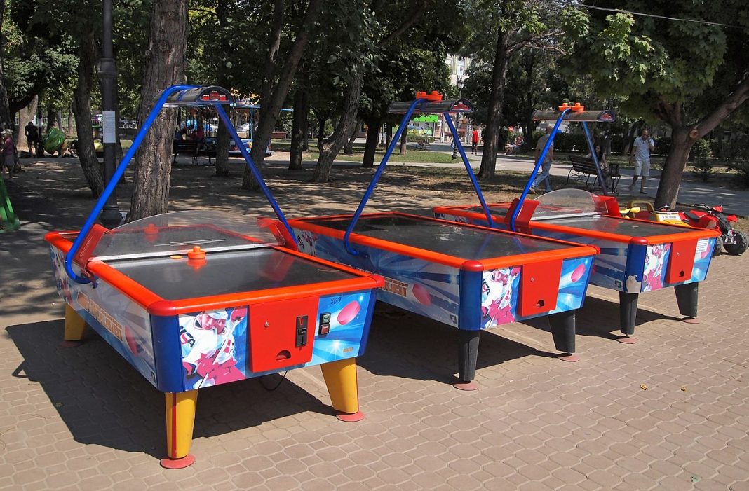 Air hockey - un joc, sport și hobby tot mai popular în rândul tinerilor