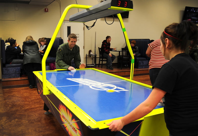Air hockey un joc, sport și hobby tot mai popular în rândul tinerilor