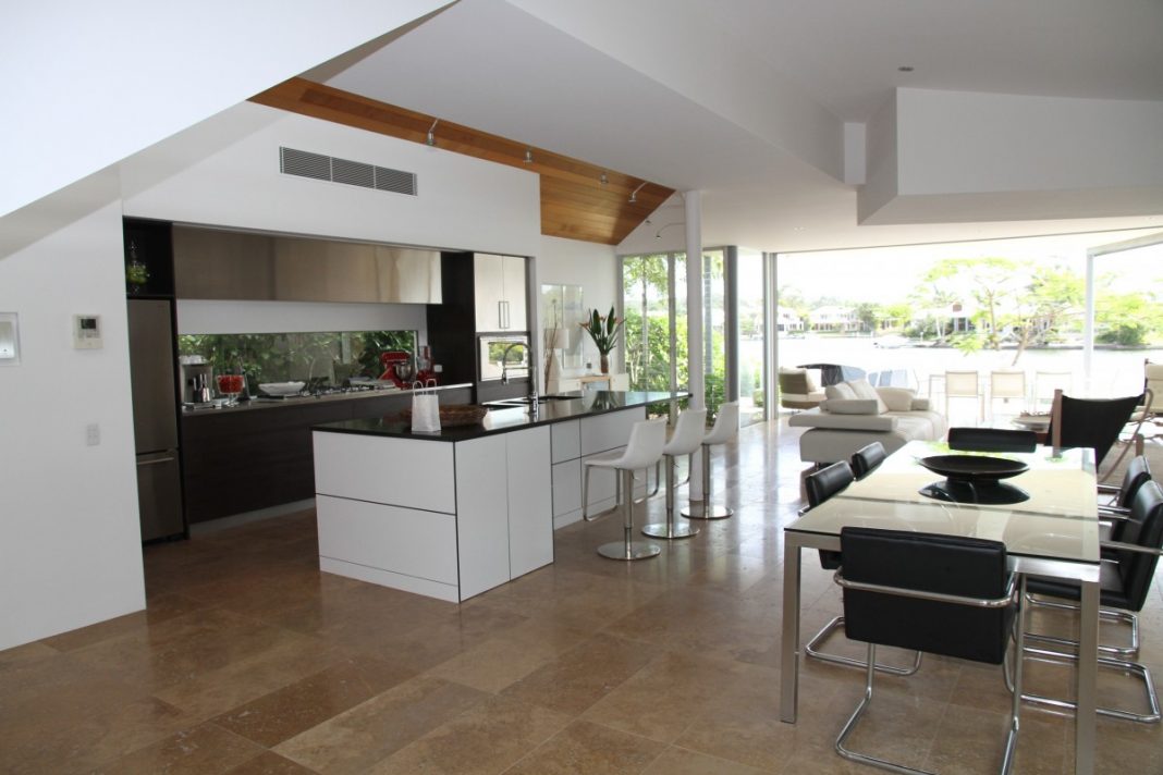 Bucătăria integrată în living, un design ce oferă mai mult spațiu locuinței