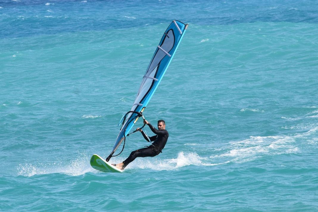 Unde poți practica windsurfing și ce trebuie să știi despre acest sport extrem