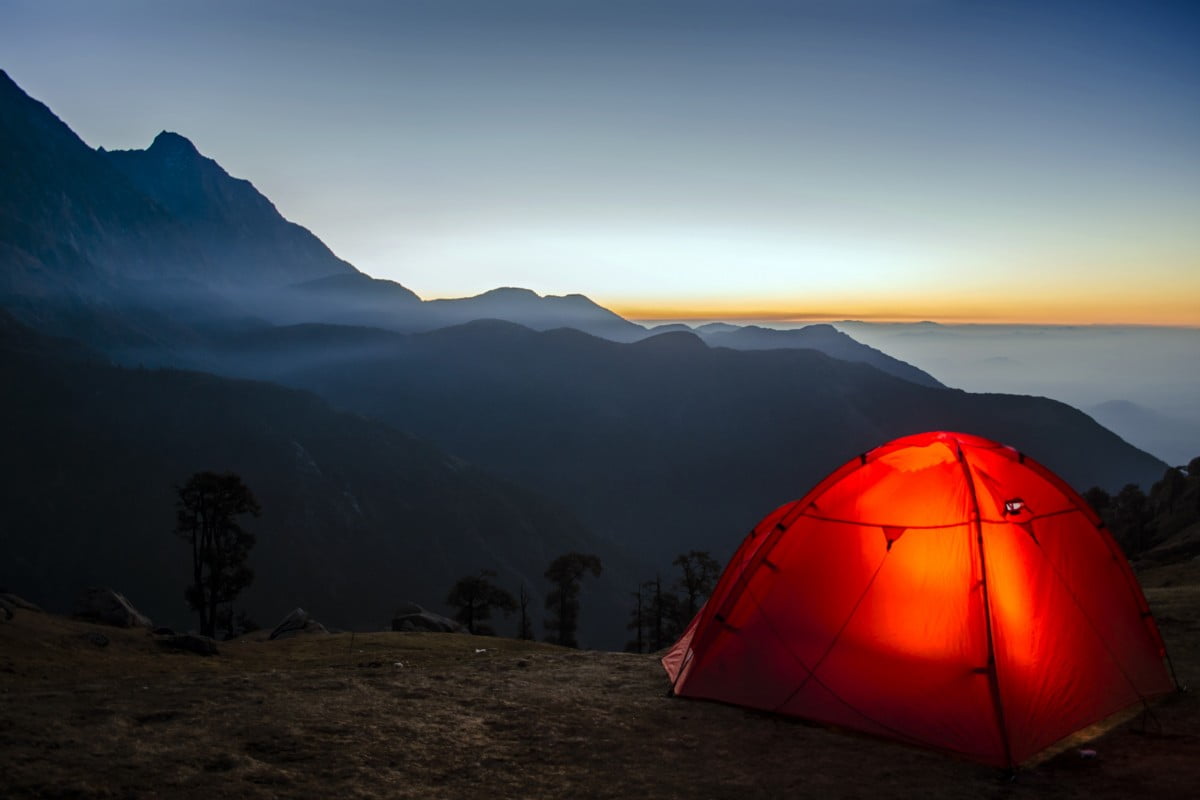 Unde să amplasați cortul când mergeți la munte