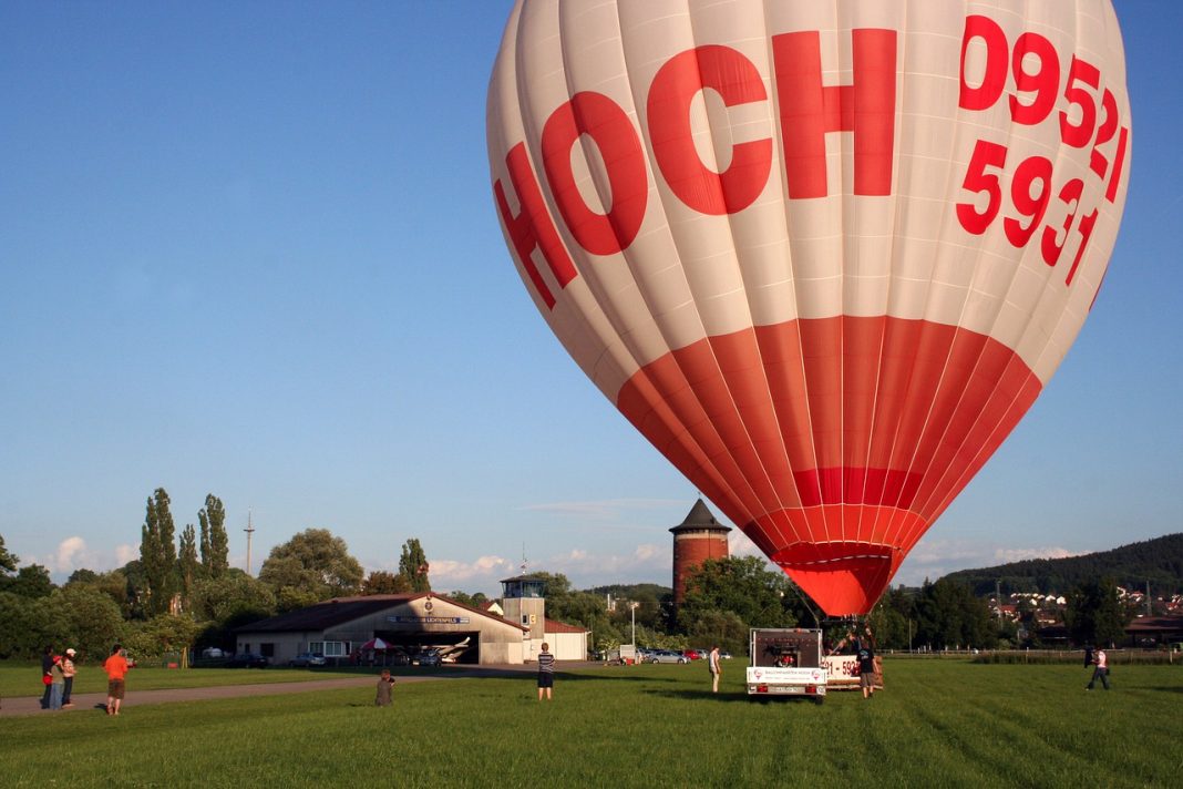 Zborul cu balonul cu aer cald, află istoria acestui hobby și cum trebuie să vă pregătiți pentru un astfel de zbor