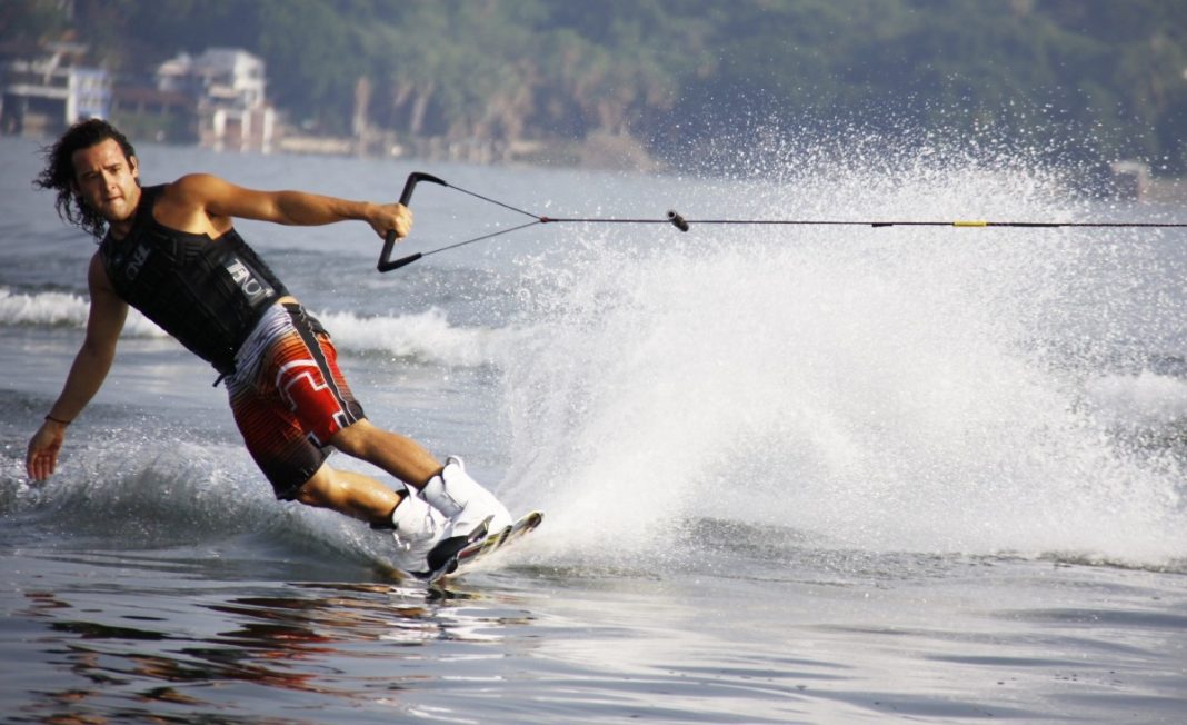 Ski nautic – adrenalina la superlativ și unul dintre cele mai fascinante sporturi de vară