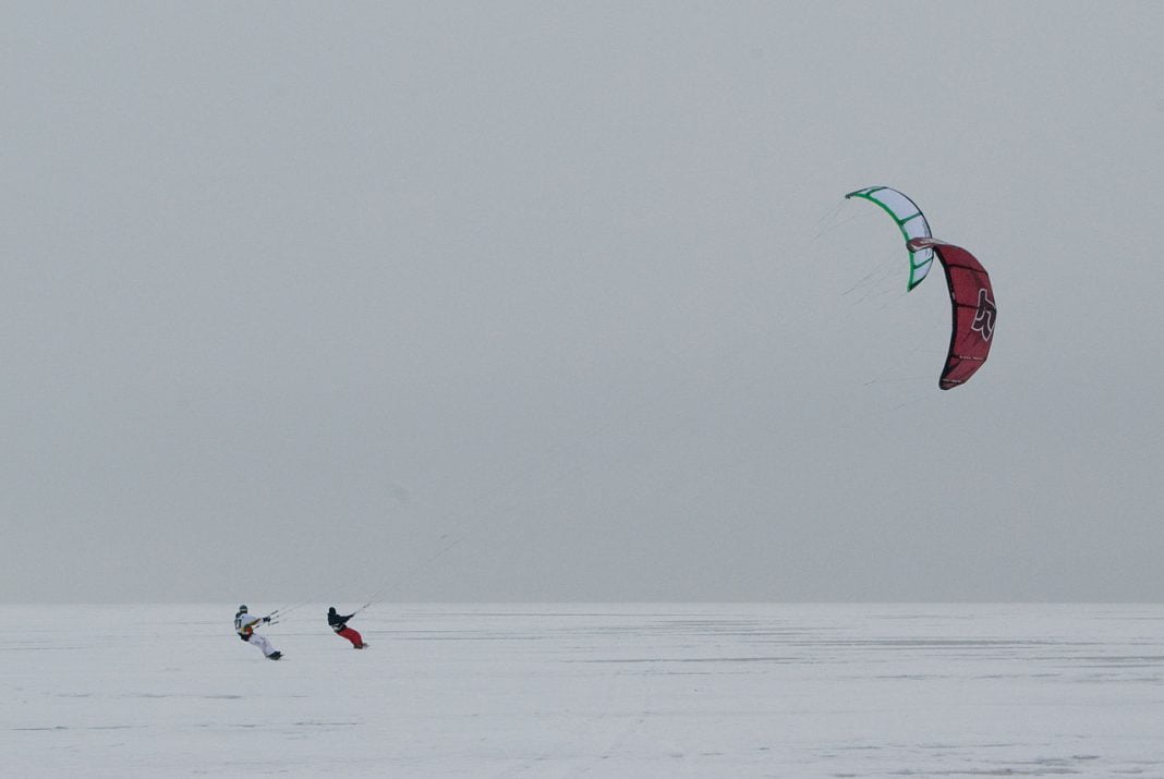 Snowkiting – un sport extrem de iarnă ce oferă adrenalină și distracție maximă