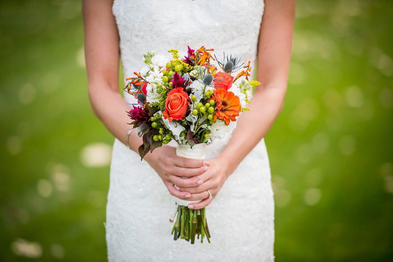 buchet de nunta cu flori din gradina