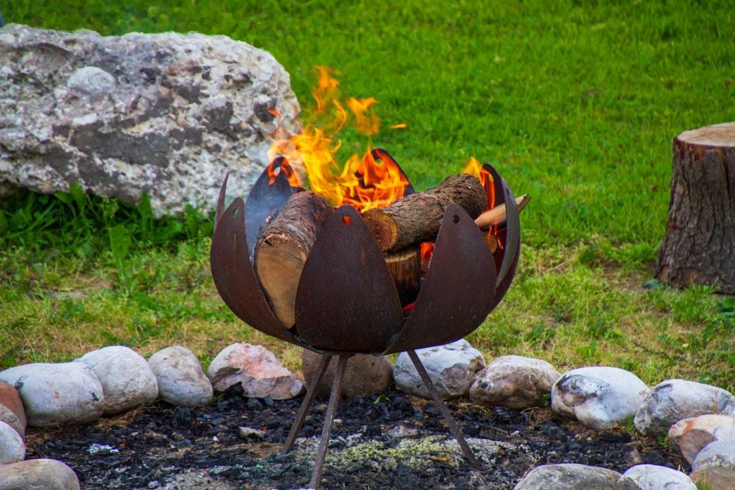 Idei inedite pentru focul de tabără decorativ din grădină, află cum te poți bucura de căldura acestuia