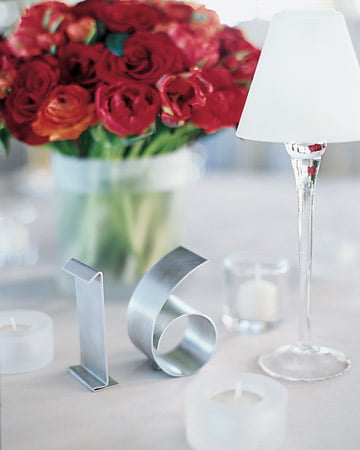 Numerotarea meselor cu numere realizate din doze din aluminiu reciclate Sursa foto: www.marthastewartweddings.com