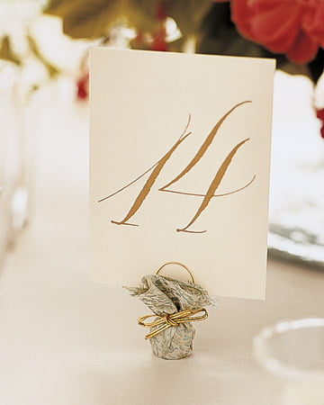 Numerotarea meselor la nunta - DIY Sursa foto: www.marthastewartweddings.com