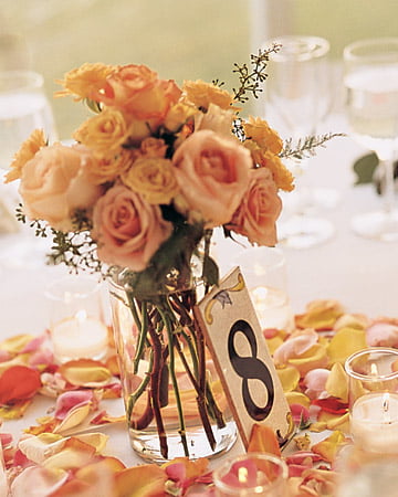 Numerotarea meselor prin aranjamente florale Sursa foto: www.marthastewartweddings.com