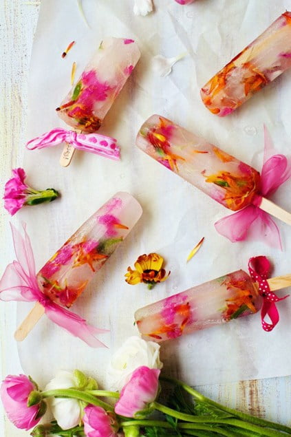 Popsicles cu flori comestibile Sursa foto: www.youandyourwedding.co.uk