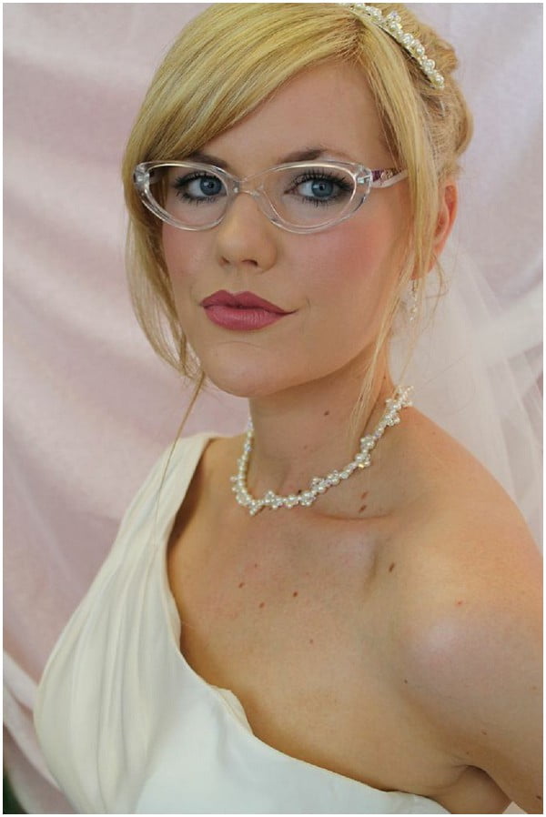 Ochelari vintage transparenti pentru mireasa Foto: www.frenchweddingstyle.com