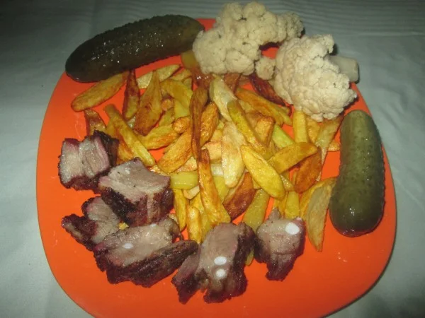 Friptura din piept de porc la cuptor cu garnitura de cartofi prajiti
