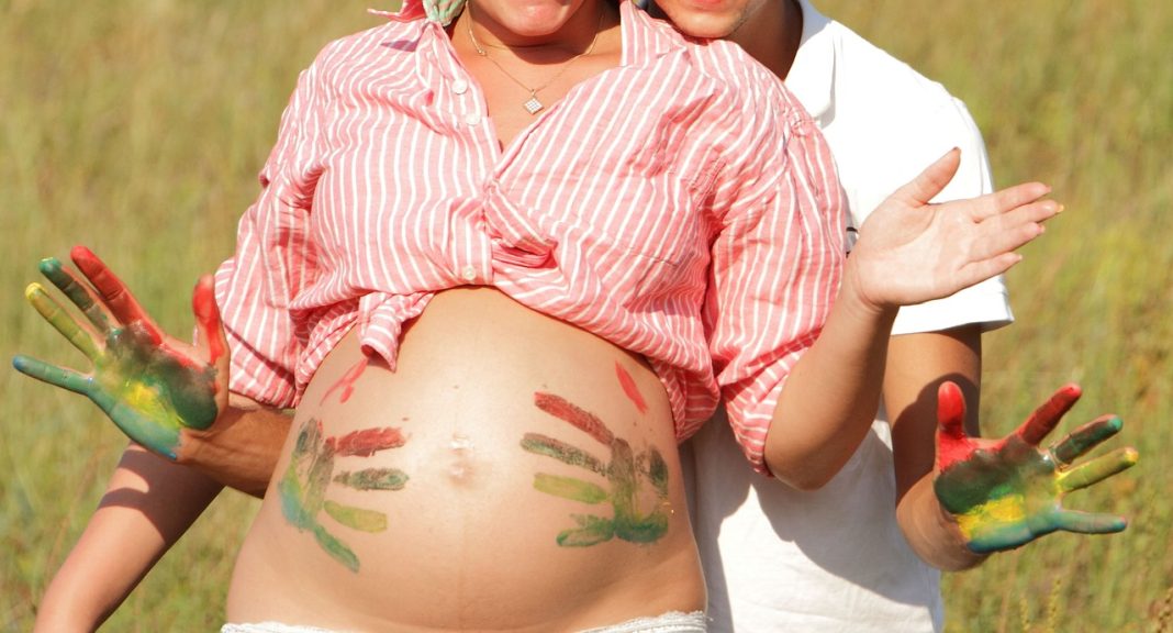 Femeia însărcinată devine în sfârșit mămică ce se întâmplă în luna a noua de sarcină