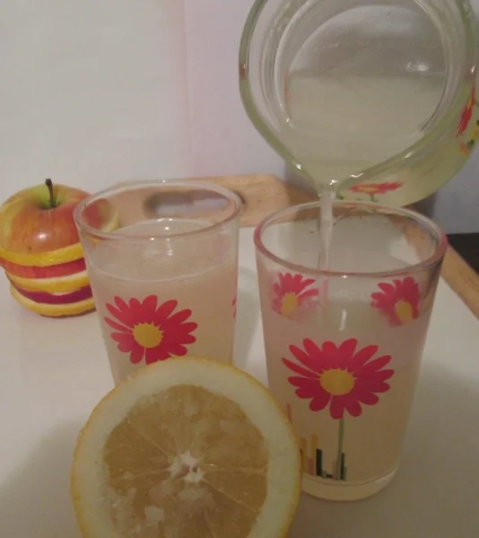 Limonada - un suc de lamaie racoritor si sanatos
