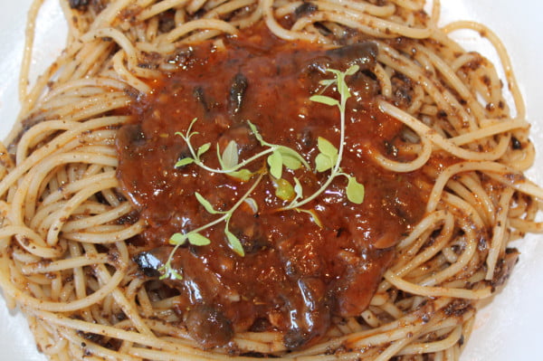 Spaghete cu sos de rosii si ciuperci