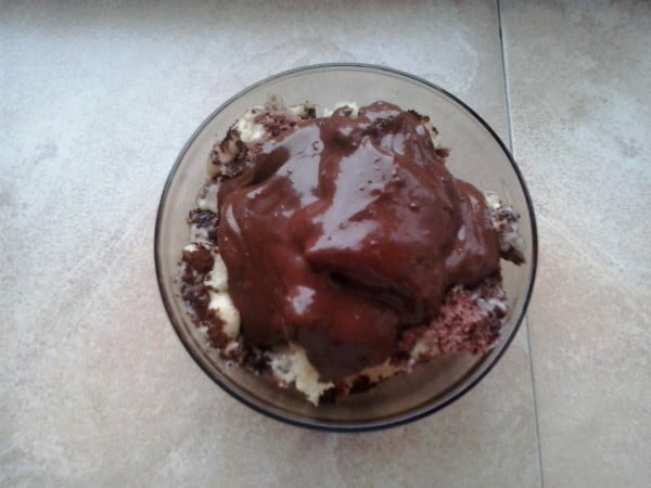 Tort Somloi Galuska – un desert unguresc cu sirop si dressing de ciocolata