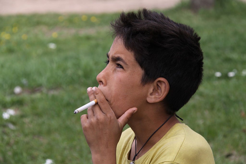 copil care fumeaza