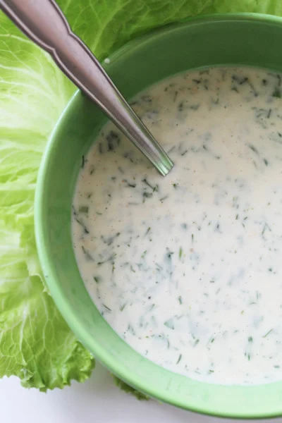Dressing pentru salate - reteta cu maioneza si verdeata