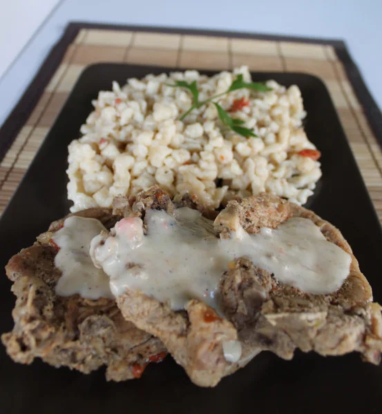 Cotlet de porc in sos de legume si smantana