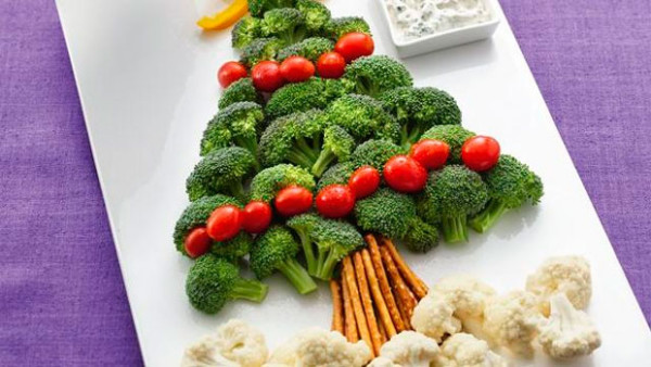 Brăduț realizat din broccoli, roșii, ardei gras, conopidă, Foto: bettycrocker.com