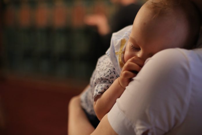 Siguranţa nou-născutului unde doarme bebeluşul în primele luni de viaţă şi de ce un studiu recent recomandă somnul împreună cu mama Siguranţa nou-născutului unde doarme bebeluşul în primele luni de viaţă şi de ce un studiu recent recomandă somnul împreună cu mama