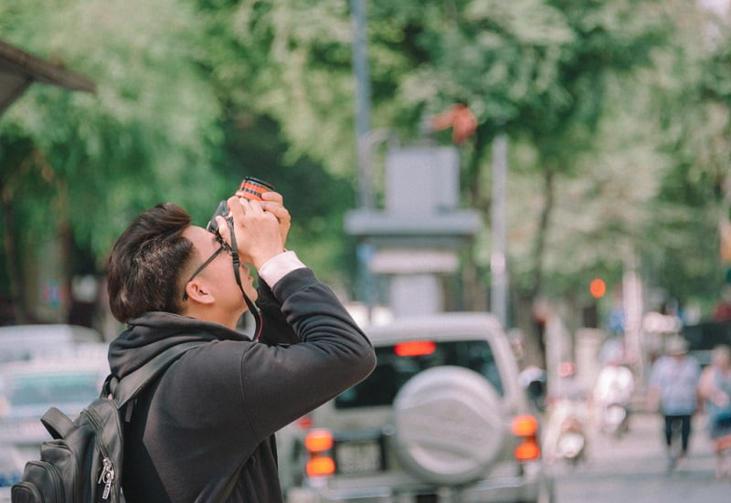 Turist face fotografii in excursie