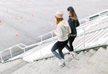 O rutină simplă pentru toată familia: exerciții ușoare care topesc kg în plus